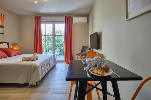 Postel nebo postele na pokoji v ubytování Au Céladon Parking gratuit, WIFI, Terrasse, Piscine
