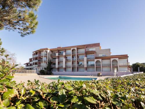 アングレットにあるApartment Mer et Golf-5 by Interhomeの前にプールがある建物