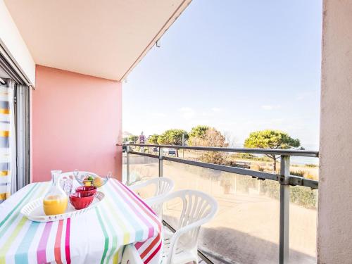 une table et des chaises sur un balcon avec vue dans l'établissement Apartment Mer et Golf-5 by Interhome, à Anglet