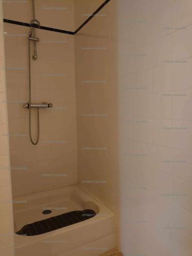 une salle de bain avec baignoire et douche dans l'établissement 4DEMO46 - Collioure appartement T2 plage et vue, à Collioure