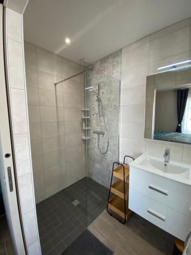 a bathroom with a shower and a sink at les Alizés in Notre-Dame-de-Monts