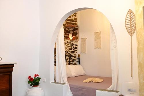 a bedroom with an archway with a bed in it at House on the island in Kithnos