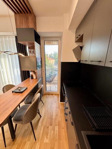Η κουζίνα ή μικρή κουζίνα στο Riverside Downtown Apartments