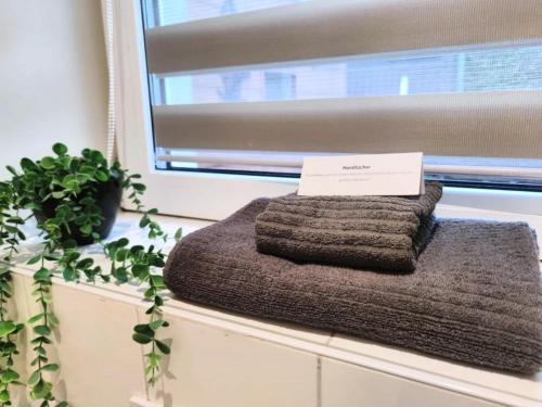 a pile of towels sitting on a window sill at Appartement 4 - gemütliche Wohnung mit Küchenzeile und Bad in Salzgitter