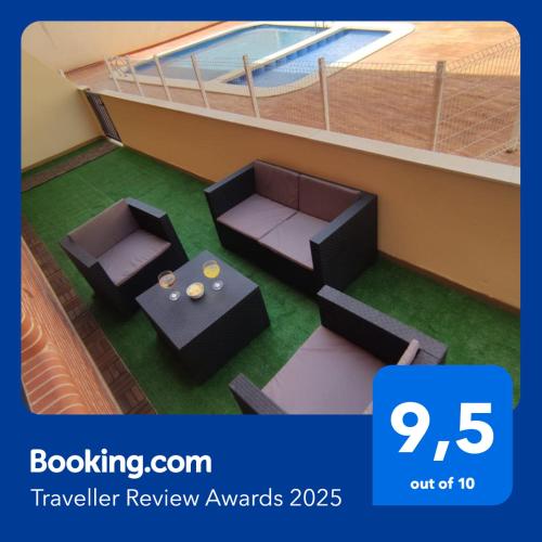 Apartamento con patio, piscina y parking privado