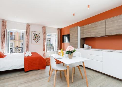 une cuisine et une chambre avec un lit et une table dans l'établissement Studio Orange, Hypercentre à 2minutes du Palais des congrès, à Cannes