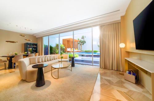 TV a/nebo společenská místnost v ubytování FIVE Palm Jumeirah Dubai