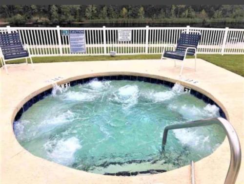 Πισίνα στο ή κοντά στο Peaceful Retreat Close to Myrtle Beach!