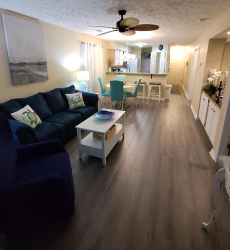 Χώρος καθιστικού στο Peaceful Retreat Close to Myrtle Beach!