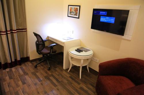 Hotel Picasso Prive Naraina Delhi - Couple Friendly Local IDs Acceptedにあるテレビまたはエンターテインメントセンター
