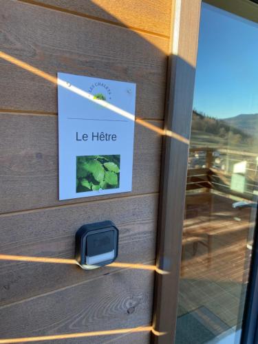 a door latch with a sign on the door at Duplex Le Hêtre in Breitenbach-Haut-Rhin