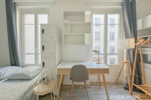 - une chambre avec un bureau et un lit dans l'établissement Flexliving - studio - Boulangers, à Paris