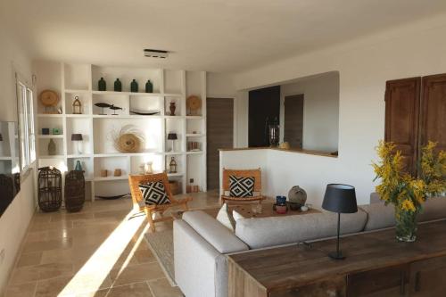 un salon avec un canapé et une table dans l'établissement Modern House with Pool and Beautiful Terrace Sea View - BENAKEY, à Opio