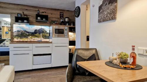 a kitchen and dining room with a table at Aggenstein - Helles Studio mit Südbalkon und traumhaftem Bergpanorama in Pfronten Mitte in Pfronten
