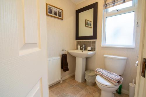 un baño con inodoro y lavabo en Par Three, en Wisbech