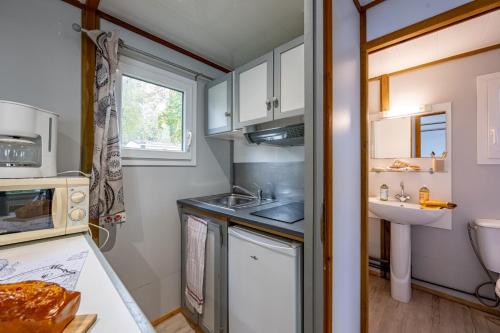 Η κουζίνα ή μικρή κουζίνα στο Camping maeva Escapades Les Bö-Bains