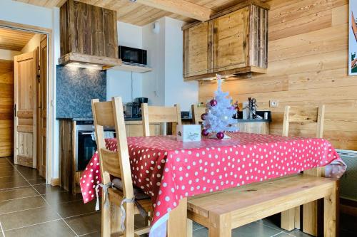 d'une salle à manger avec une table et un arbre de Noël. dans l'établissement #AH15 Les Chalets d'Ysalis, à Huez