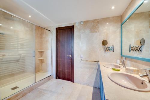 Villa in Marbella with golf views