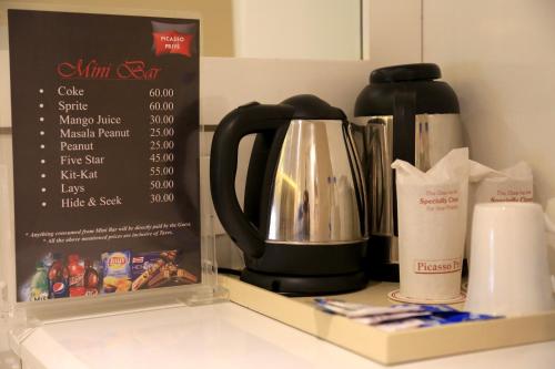 Hotel Picasso Prive Naraina Delhi - Couple Friendly Local IDs Acceptedにあるコーヒーまたはお茶