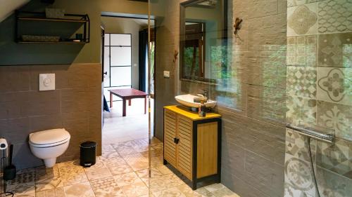 une salle de bain avec toilettes, lavabo et douche dans l'établissement Ferienhaus Fischerhaus - Ruhe und Natur an der Dordogne, à Payrac