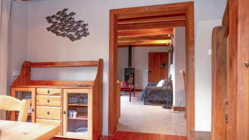 une chambre avec une porte s'ouvrant sur un salon dans l'établissement Ferienhaus Fischerhaus - Ruhe und Natur an der Dordogne, à Payrac
