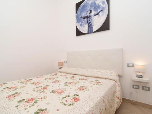 sypialnia z łóżkiem z zegarem na ścianie w obiekcie Apartment Sorrento Shore-Casa Mirta by Interhome w Sorrento