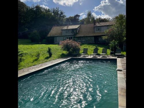 une piscine dans la cour d'une maison dans l'établissement Le Clos de la Briche - Piscine chauffée parking, à Souzy-la-Briche
