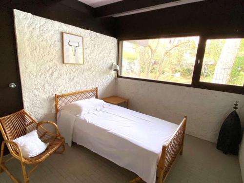 une chambre avec un lit et une fenêtre dans l'établissement Villa spacieuse à 6 minutes des plages et marché, idéale pour familles et amis, WiFi inclus - FR-1-736-35, à Lège-Cap-Ferret