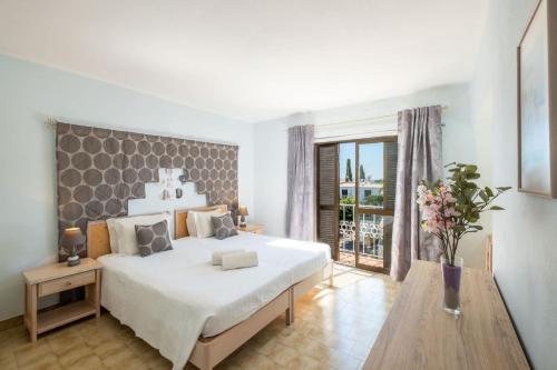 Apartment Luna - Resort with a pool area with a lounge bar
