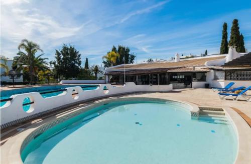 Apartment Luna - Resort with a pool area with a lounge bar