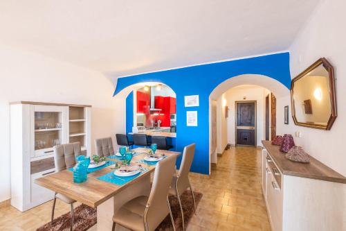 Apartment Luna - Resort with a pool area with a lounge bar