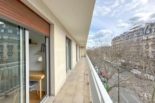 un balcon avec vue sur un immeuble dans l'établissement Flexliving - room - Ternes, à Paris