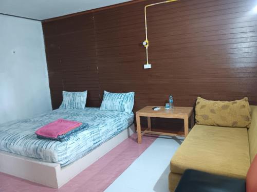 Katil atau katil-katil dalam bilik di เพชรมาลีรีสอร์ท