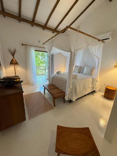 un dormitorio con una cama con dosel en TRANCOSO - Casa Vista do Espelho, en Porto Seguro