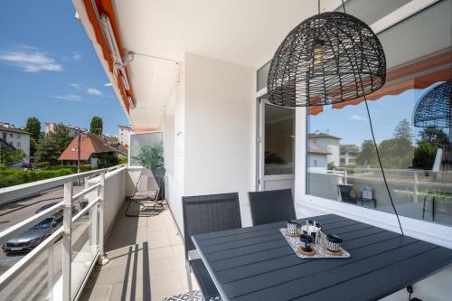 - une table à manger sur le balcon d'une maison dans l'établissement La Mavéria - Beautiful T3 close to the lake, à Annecy