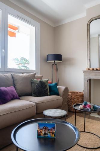 un salon avec un canapé et une table dans l'établissement La Mavéria - Beautiful T3 close to the lake, à Annecy