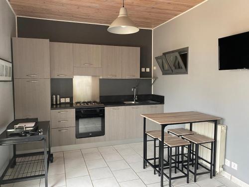 Η κουζίνα ή μικρή κουζίνα στο Logement avec piscine et parking