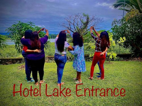 Kanak-kanak yang menginap di Lake Entrance
