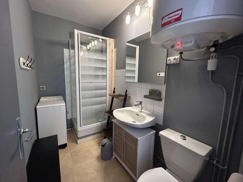 une salle de bain avec toilettes et lavabo dans l'établissement Bel appartement 2 pièces à Saint-Jean-de-Monts, à 50m de la plage, avec parking privé - FR-1-224C-544, à Saint-Jean-de-Monts
