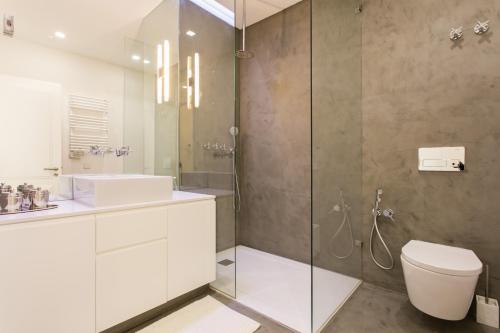 een badkamer met een douche, een toilet en een wastafel bij FLH Downtown Modern Flat in Lissabon