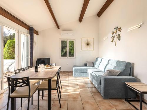 un salon avec un canapé et une table dans l'établissement Holiday Home Villa Bruzzi by Interhome, à Pianottoli-Caldarello