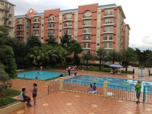 Blick auf den Pool eines Resorts in der Unterkunft Chateau Elysee in Manila