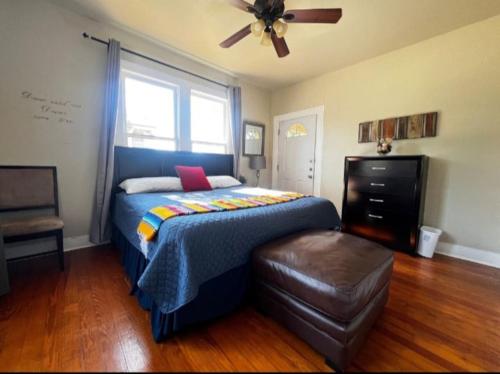 Voodi või voodid majutusasutuse Peaceful pvt room in shared home near lively Downtown San Antonio toas