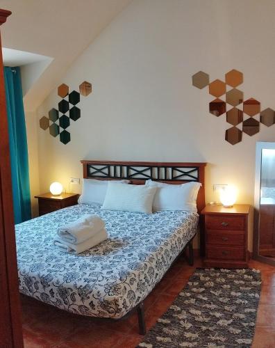 a bedroom with a bed with two night stands and two lamps at Montaña & relax in La Virgen de la Vega