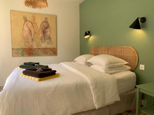 une chambre avec un lit avec des serviettes dessus dans l'établissement Le Domaine de l'Aiguille Alpilles, Eygalières, Saint Rémy de Provence, à Orgon