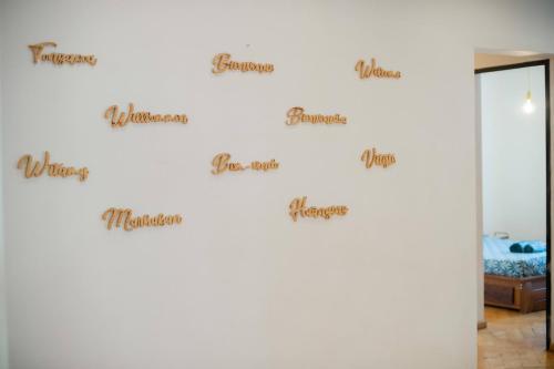 a wall with words on it in a bedroom at Joyau secret # Jardin # Piscine # Bien-être # prox centre ville in Antananarivo