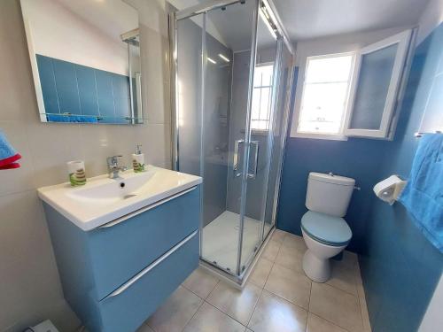une salle de bain avec une douche, des toilettes et un lavabo dans l'établissement Maison Duplex 3 Pièces, Terrasse, Parking, Plage à Proximité, Idéal Famille - 6 Pers. - FR-1-326-658, à Marseillan