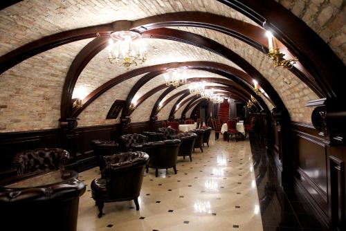 a restaurant with a row of tables and chairs at Forgách Kastély in Mándok