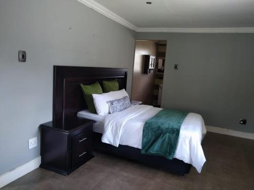 Katil atau katil-katil dalam bilik di Inception Lodge