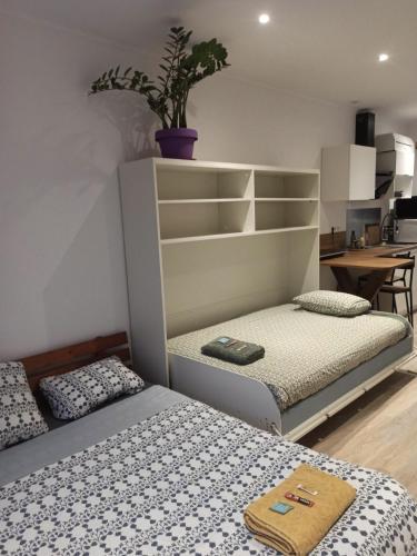 Cette chambre comprend 2 lits jumeaux et un bureau. dans l'établissement Studio au calme rénové 2023 garage sur demande, à Saint-Pierre-des-Corps